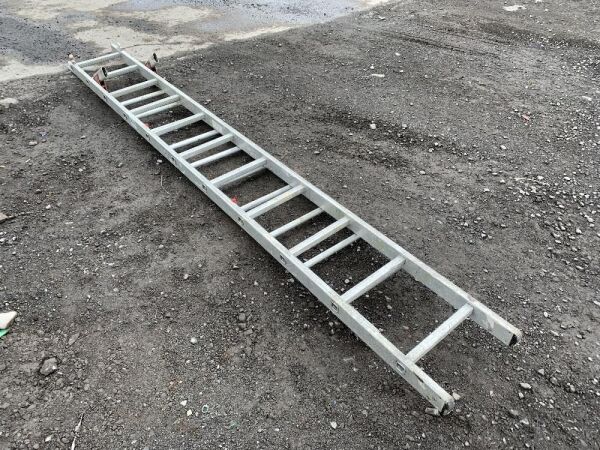 UNRESERVED Youngman 9ft Roof Ladder