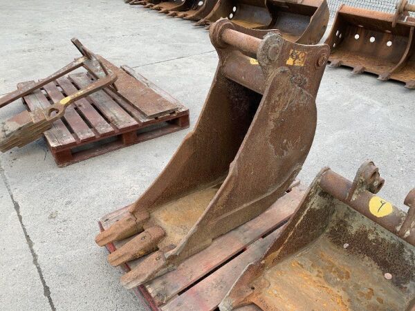UNRESERVED Hand 1ft Digging Bucket (50mm Pins)