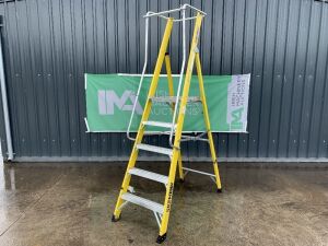 UNRESERVED 5 Step Podium Ladder