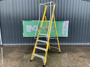 UNRESERVED 5 Step Podium Ladder