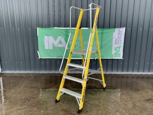 UNRESERVED 4 Step Podium Ladder