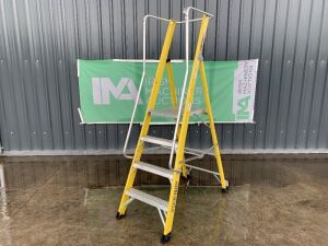 UNRESERVED 4 Step Podium Ladder