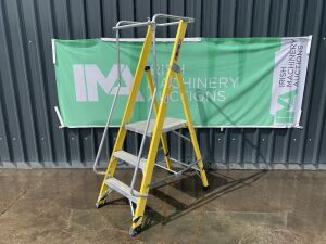 UNRESERVED 3 Step Podium Ladder