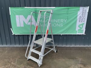 UNRESERVED 3 Step Podium Ladder