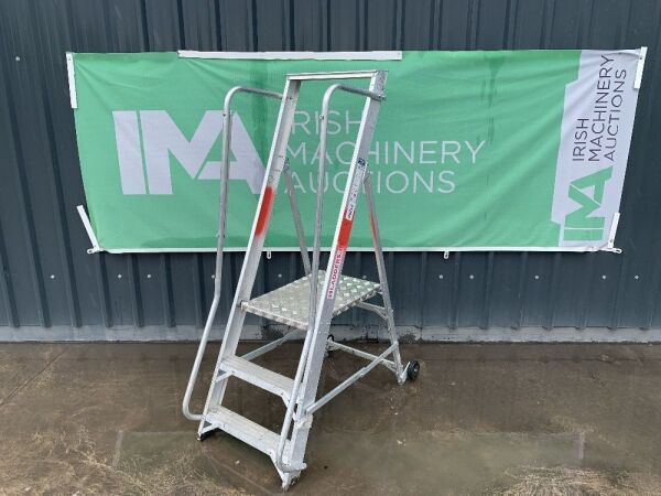 UNRESERVED 3 Step Podium Ladder