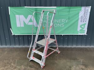 UNRESERVED 3 Step Podium Ladder