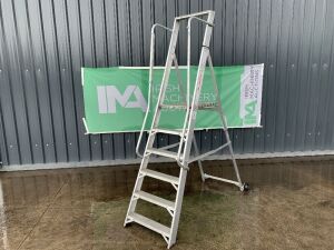 UNRESERVED 6 Step Podium Ladder