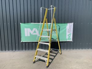 UNRESERVED Clow 1.39M 4 Rung Fibreglass Platform Ladder