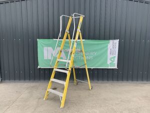 UNRESERVED Clow 4 Rung 1.39M Fibreglass Platform Ladder