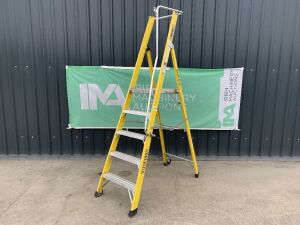 UNRESERVED Clow 4 Rung 1.39M Fibreglass Platform Ladder