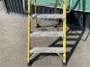 UNRESERVED Clow 1.39M 4 Rung Fibreglass Platform Ladder - 4