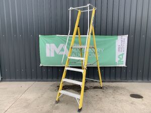 UNRESERVED Clow 1.39M 4 Rung Fibreglass Platform Ladder