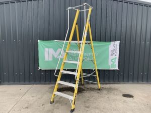 Clow 1.68M 5 Rung Fibreglass Platform Ladder