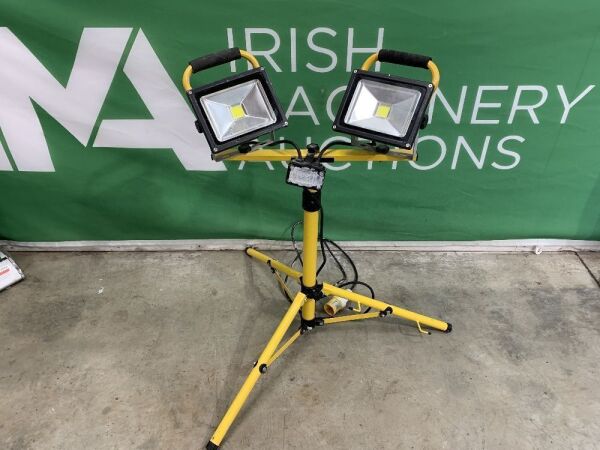 UNRESERVED 110v Double Head LED Light