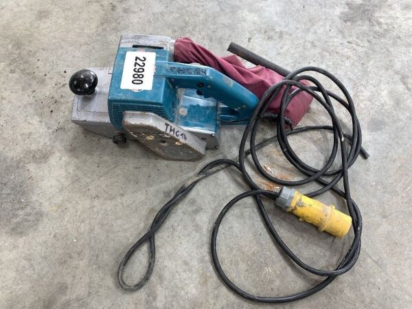 UNRESERVED 2005 Makita 9401 110v Belt Sander c/w Bag