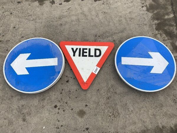 UNRESERVED 4x Aarow Signs & 1x Yield Sign