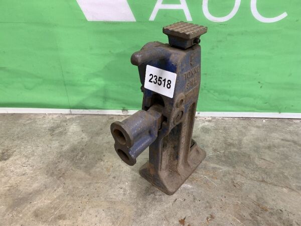 UNRESERVED Dorvic 5T Mechanical Jack