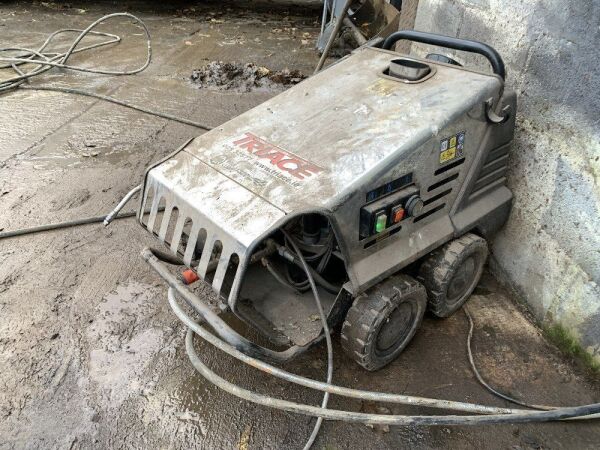 Trace Electric Hot & Cold Diesel Fuelled Power Washer c/w Long Hose And Lance