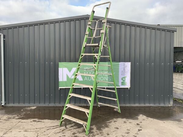 UNRESERVED Little Giant 8 Step Podium Ladder
